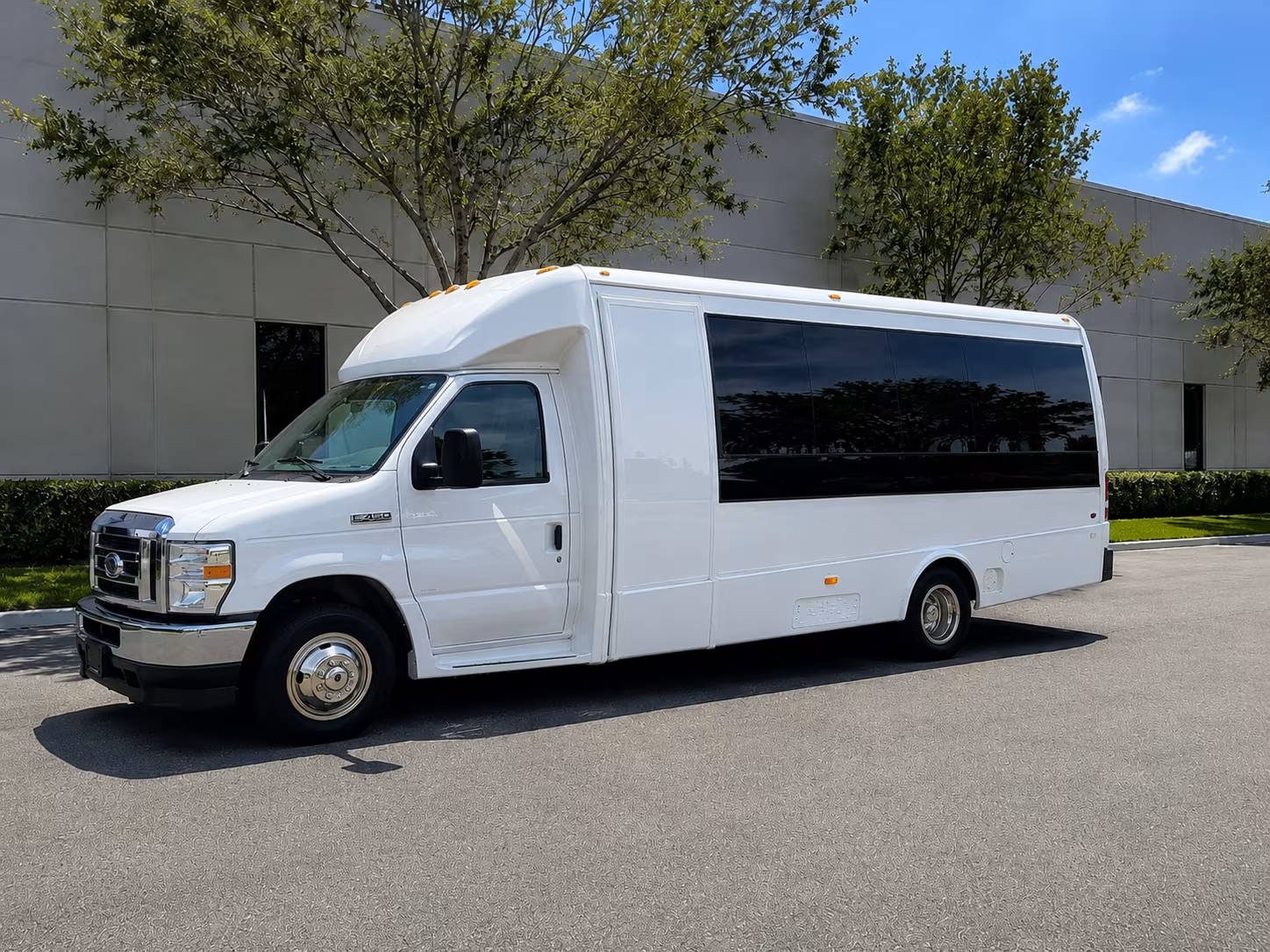 corporate airport transfer buses between deerfield beach and fll or mia